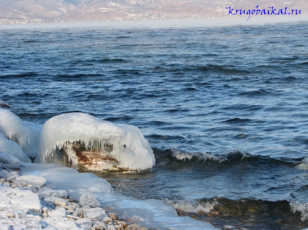   :  ,  , ,   ,   . Photo of Lake Baikal in winter. Southern coast of Lake Baikal in winter, near Slyudyanka, in January, icing on the beach, views of the Kultuk