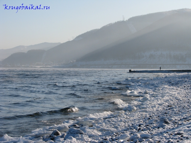 Байкал зимой фото: южное побережье, набережная в Слюдянке, волнолом. Photo of Lake Baikal in winter. Southern coast of Lake Baikal in winter, embankment in Sludyanka, breakwater