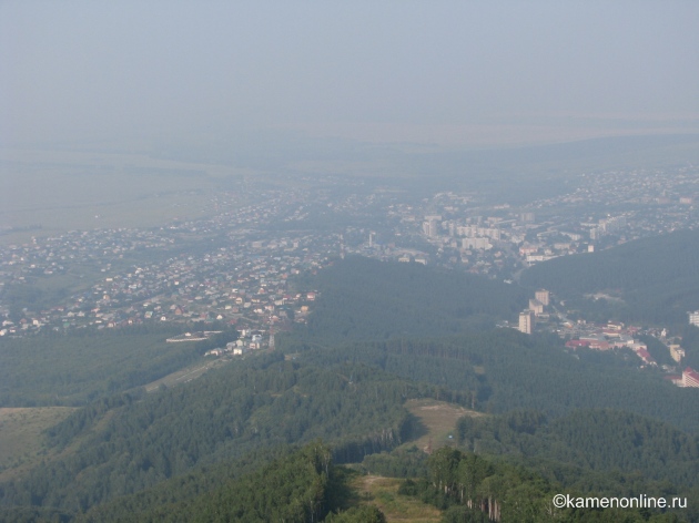 Обзорный вид Белокурихи с горы Церковка. This panoramic view of the Belokurikha from the Tserkovka Mount