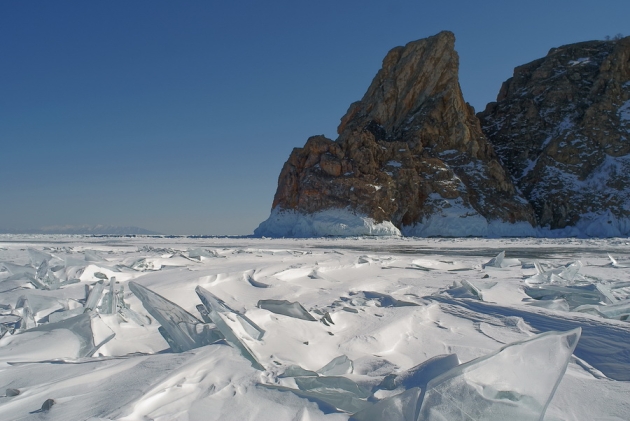 Мыс Хобой западная сторона: вид со стороны озера Байкал зимой