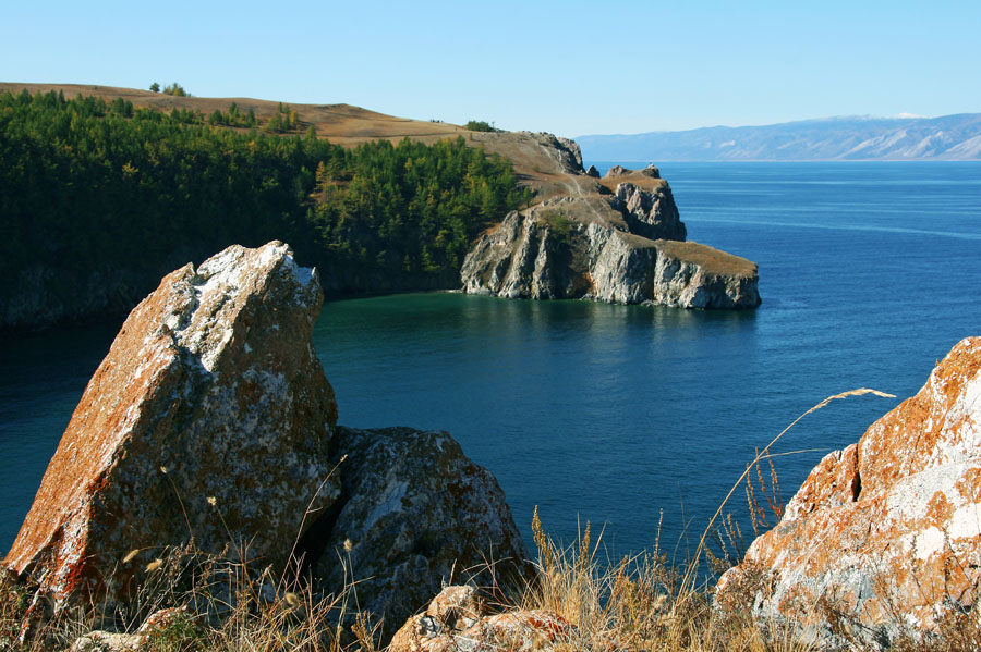 Фото острова Ольхон на озере Байкал. Мыс Саган-Хушун в северной части острова в проливе Малое Море. Точка съёмки - мыс Дамнурий