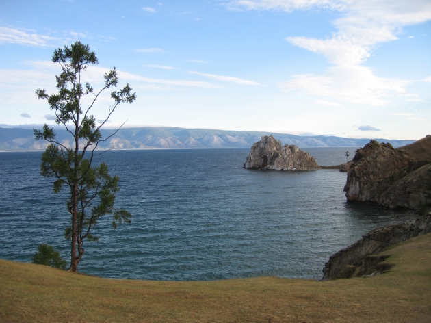 Скала Шаманка мыс Бурхан остров Ольхон озеро Байкал фото