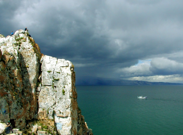 Ольхон фото: вид со скалы Шаманка на мысе Бурхан на восточном берегу острова на Малое Море на озере Байкал
