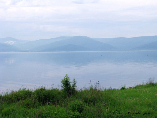 Фото озера Байкал: южная оконечность озера. На заднем плане, с левого края фотографии, на противополжном берегу – Слюдянка, виден мраморный карьер Перевал