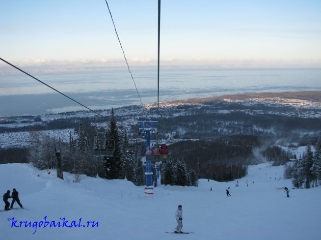 Гора Соболиная. Вид на горнолыжный курорт и на Байкал с канатно-кресельной дороги. Фото