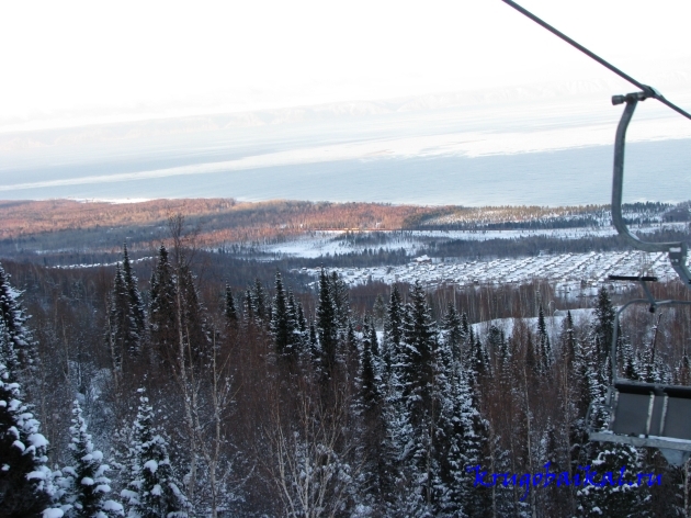 Гора Соболиная. Вид на Байкал с канатно-кресельной дороги. Фото